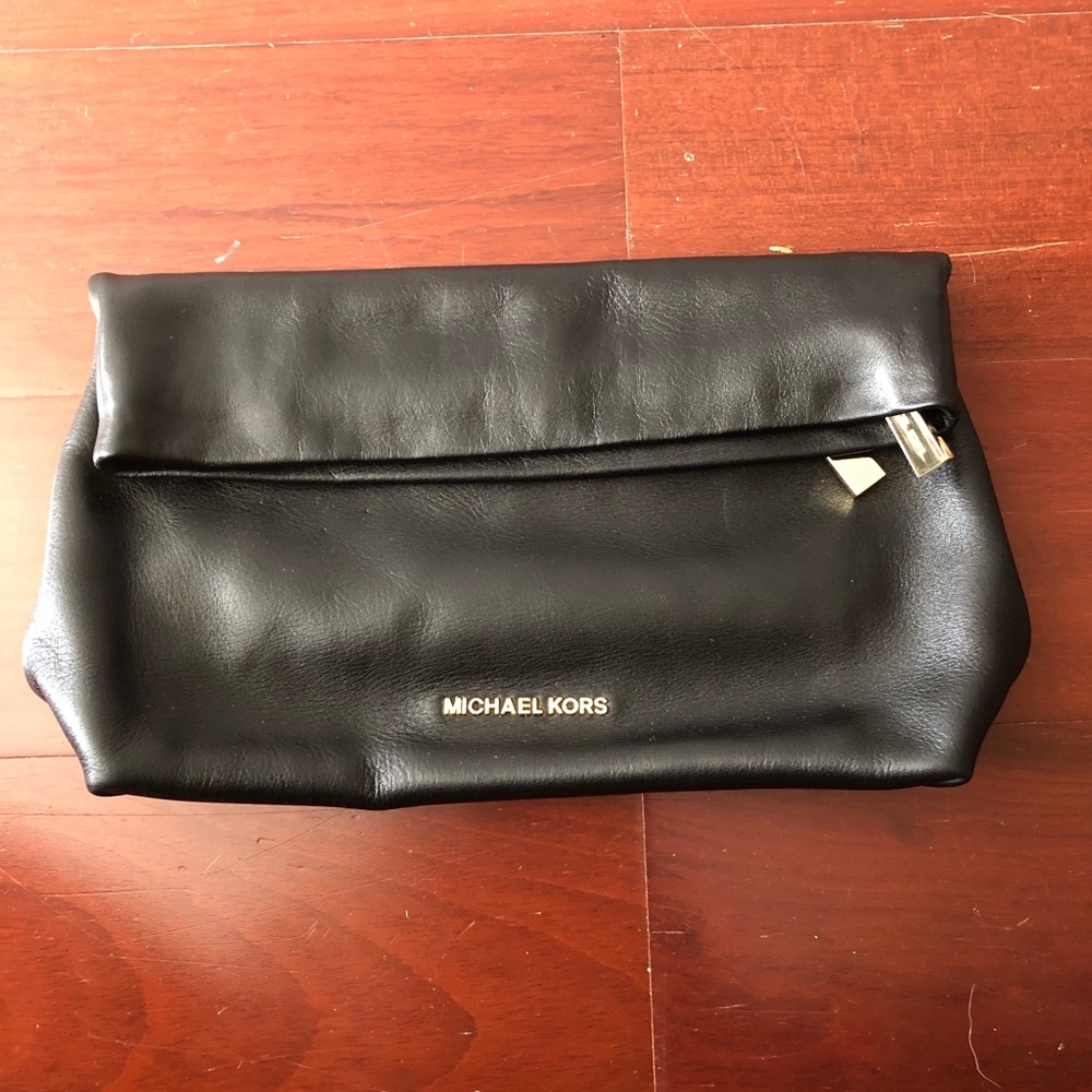 Michael Michael Kors :: DARIA FOLDOVER CLUTCH